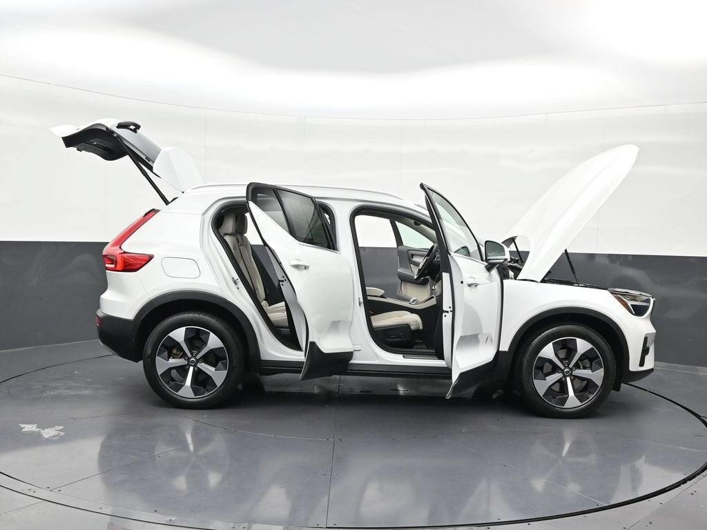 2023 Volvo XC40 Plus Bright Theme