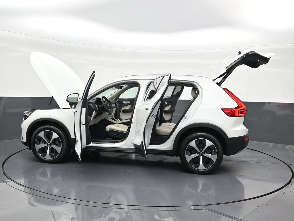 2023 Volvo XC40 Plus Bright Theme