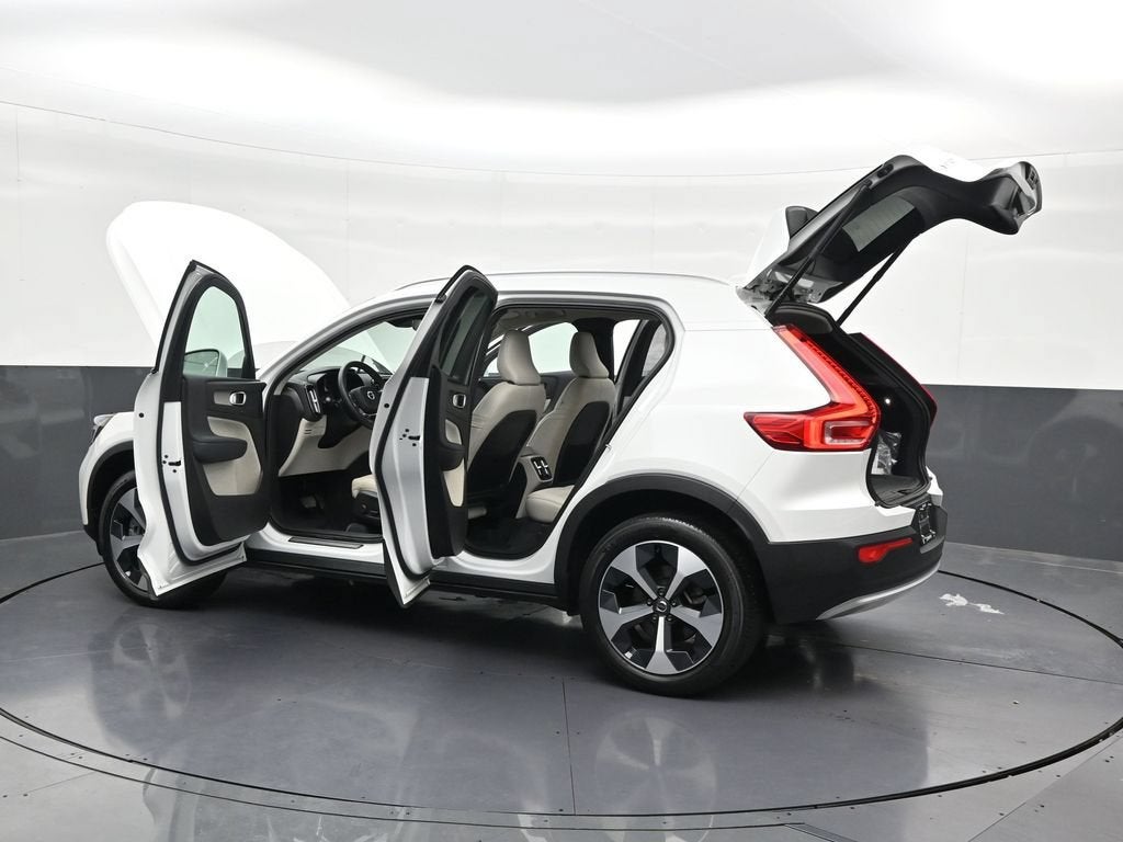 2023 Volvo XC40 Plus Bright Theme