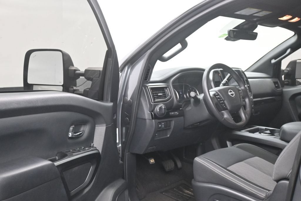 2023 Nissan Titan SV