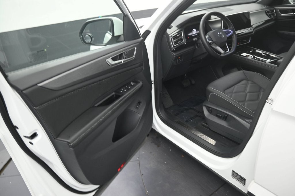 2025 Volkswagen Atlas Cross Sport 2.0T SE w/Technology