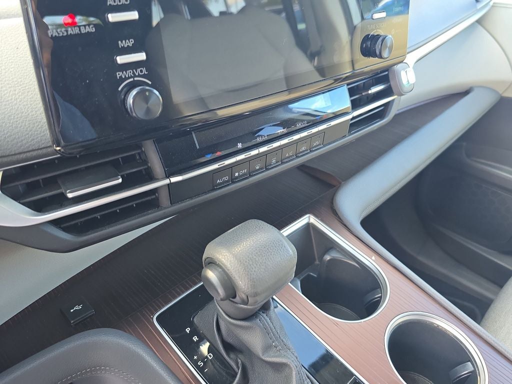 2023 Toyota Sienna LE 8 Passenger