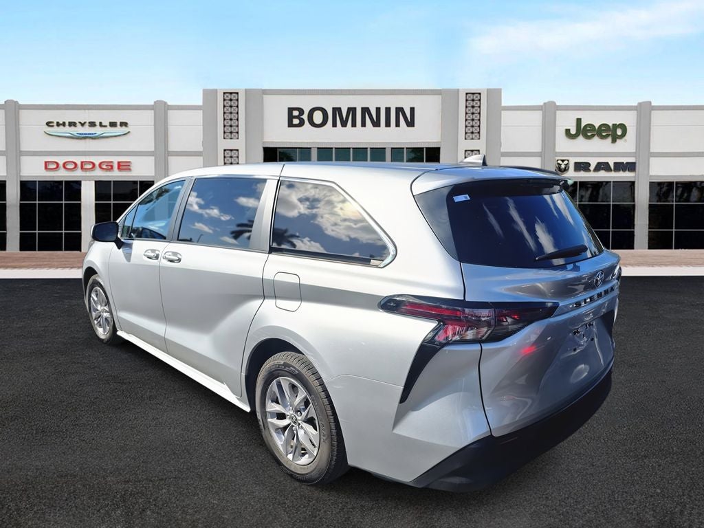 2023 Toyota Sienna LE 8 Passenger