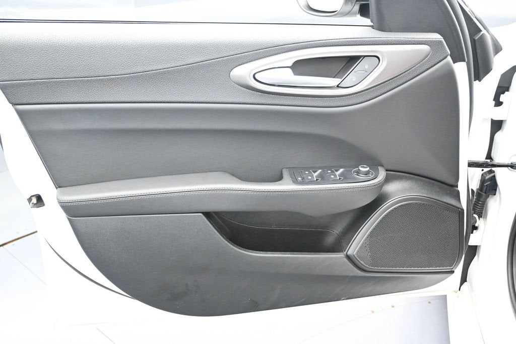 2025 Alfa Romeo Giulia Base